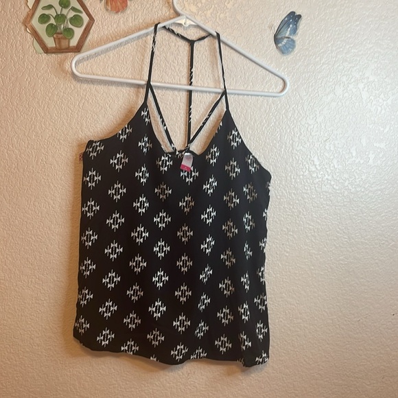 Chic Black and White Patterned Tank Top - Picture 7 of 8